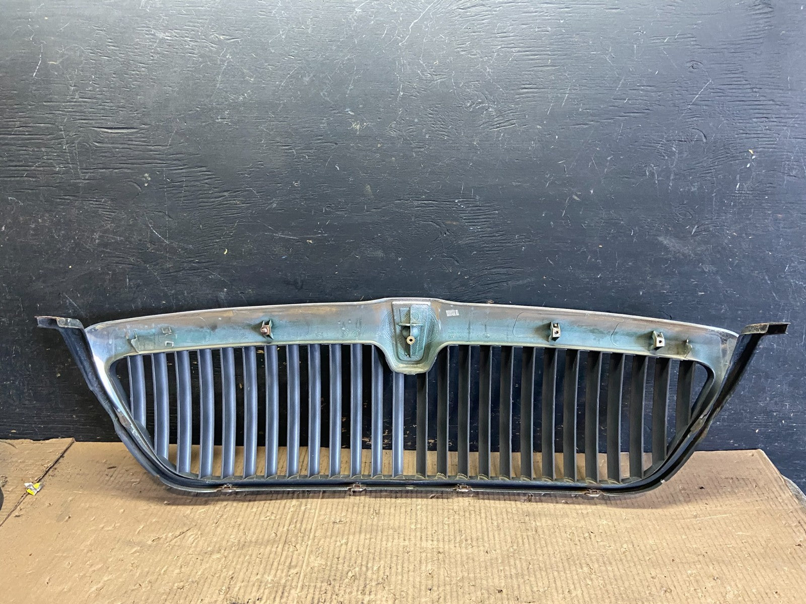 1998 to 2002 Lincoln Navigator Front Upper Grill Grille Oem r7104 DG7