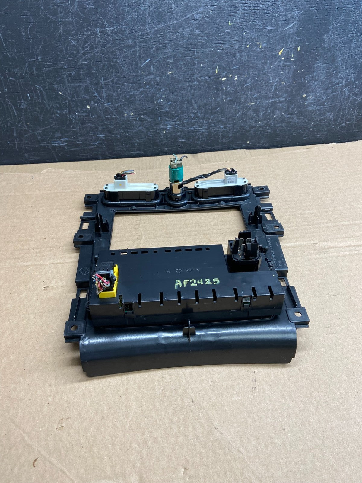 2005 to 2009 Ford Mustang Heater Climate Control Radio Dash Bezel af2425 DG4