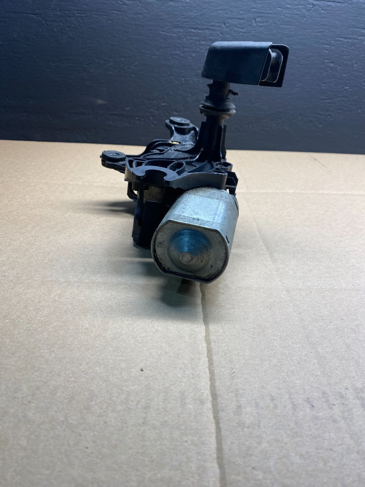 2010 to 2012 Lincoln MKT 2008 2009 Taurus X Rear Windshield Wiper Motor AB4191DG2