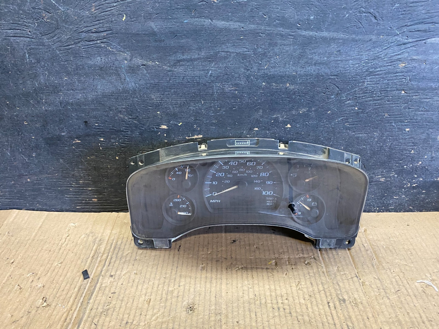 2004 to 2007 Chevrolet Express Speedometer Cluster Gauge OEM  S8720 DG0