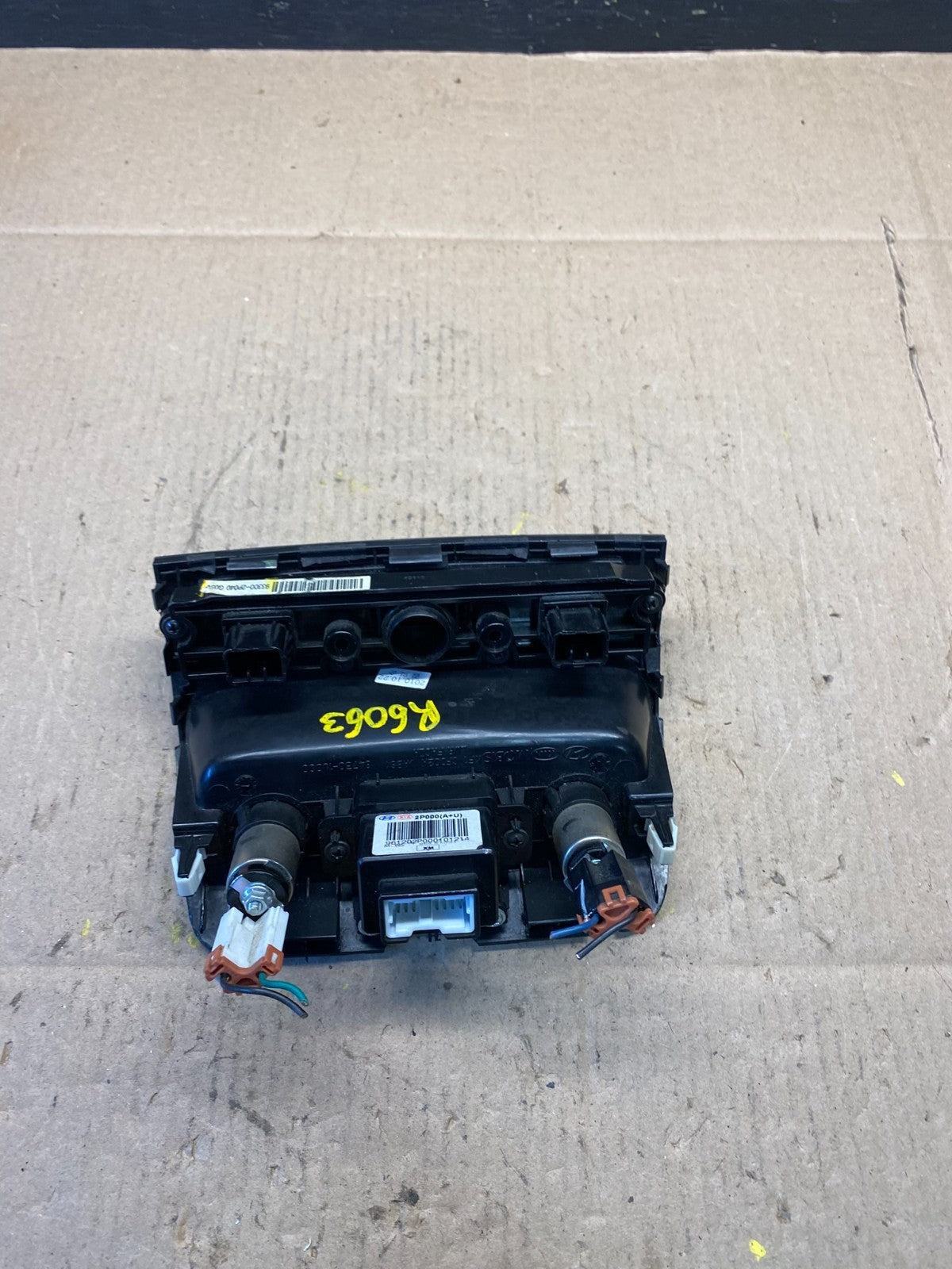 2011-2013 Kia Sorento Center Console Aux USB Power Outlet R6063 DG4