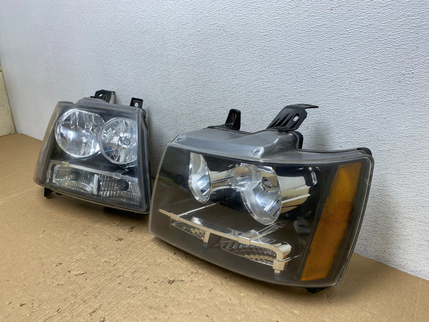 2007 to 2013 Chevrolet Suburban Tahoe Left+Right Set Headlights AF8147 DW1