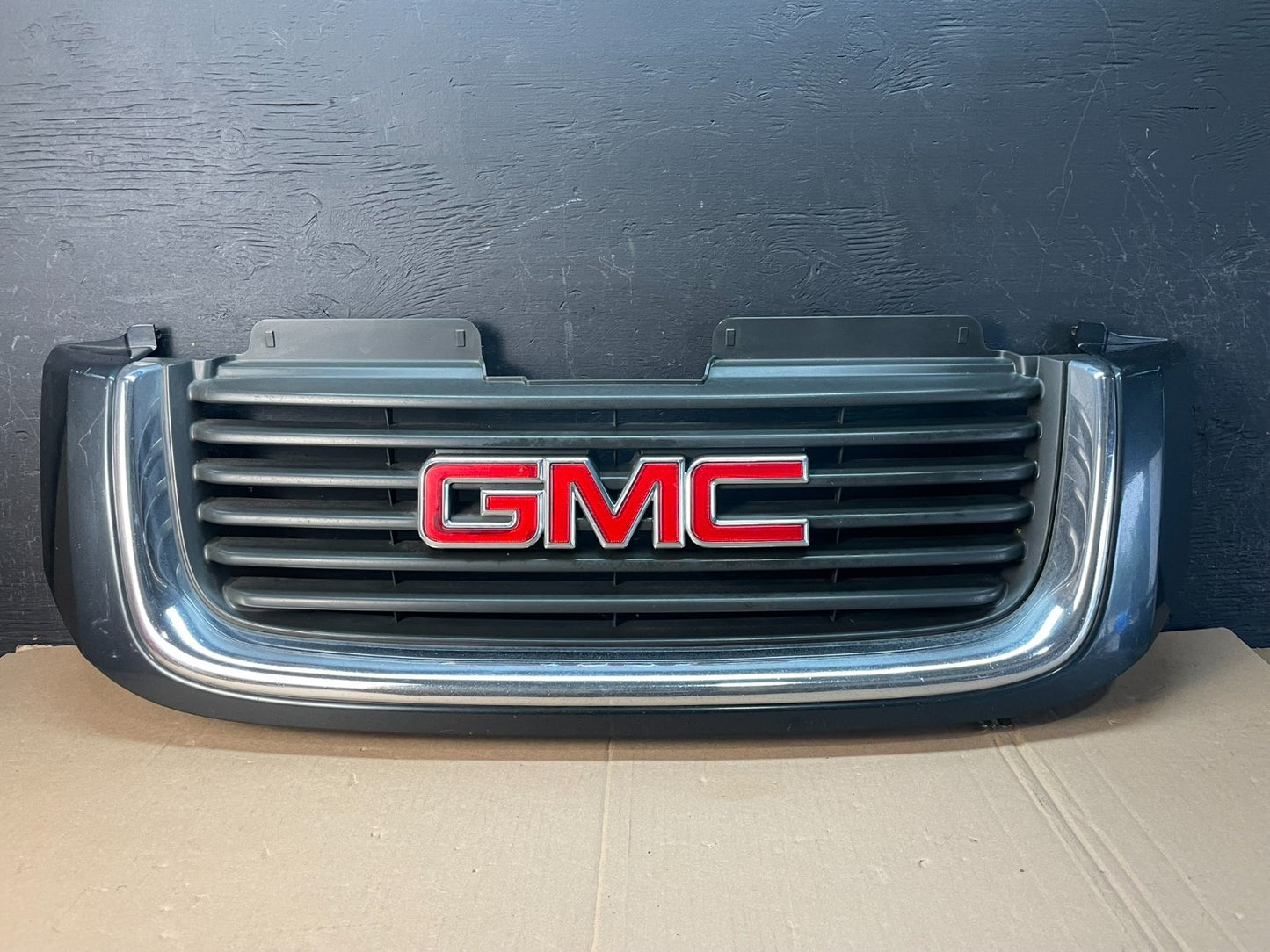 2002 to 2009 Gmc Envoy Front Upper Grill Grille AD8381 DG0