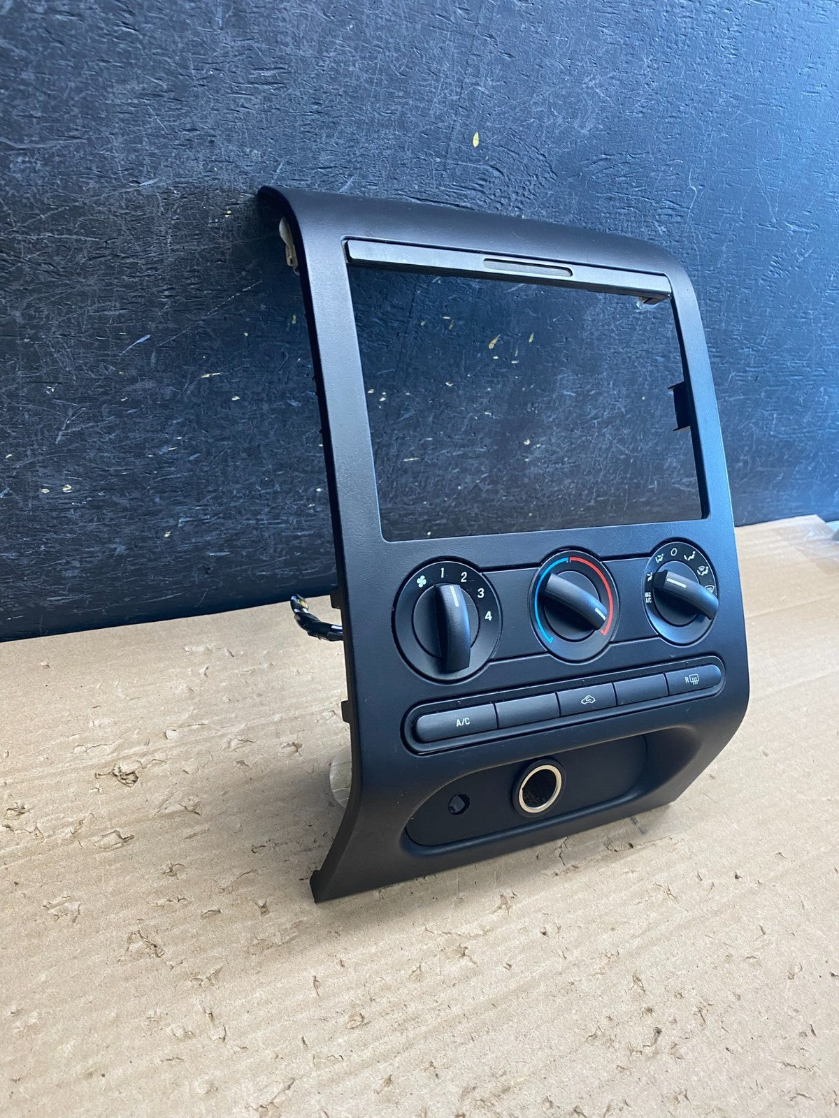 2004 to 2008 Ford F150 Radio Climate Dash Bezel Surround Black ag8476 DG2