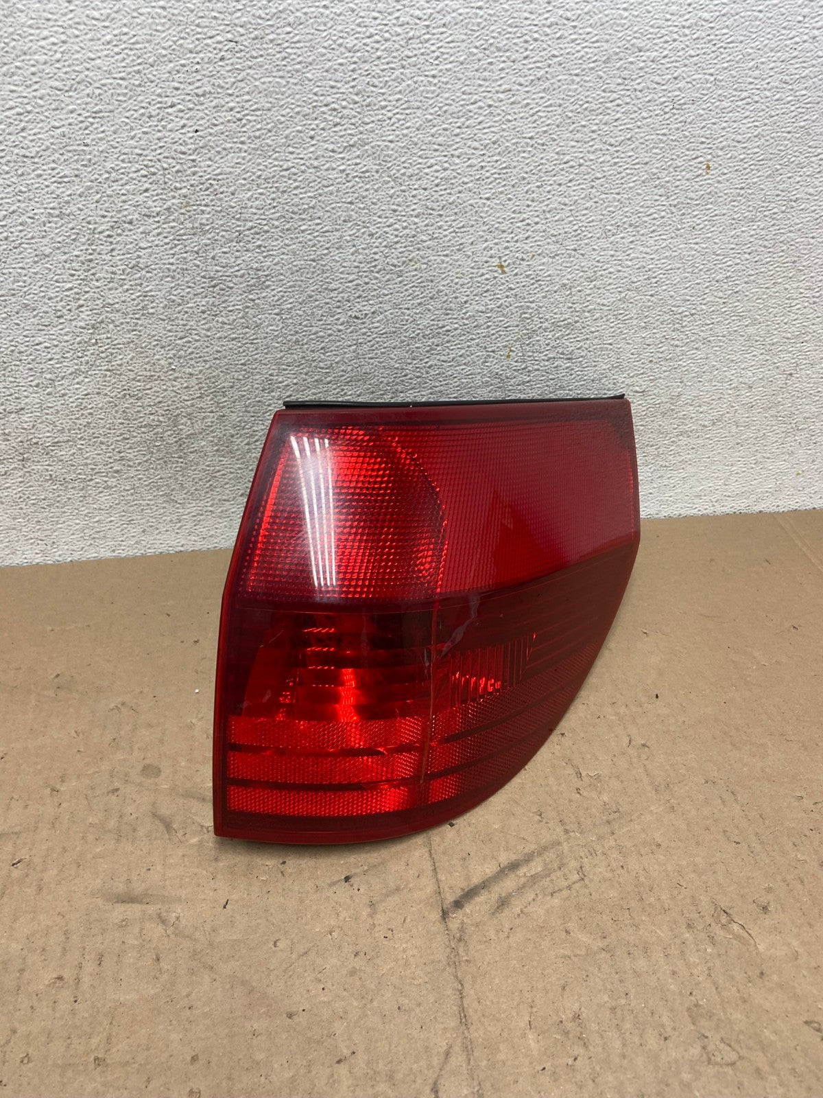 2004-2005 Toyota Sienna Right Passenger Rh Side Tail Light AG4795 LK0