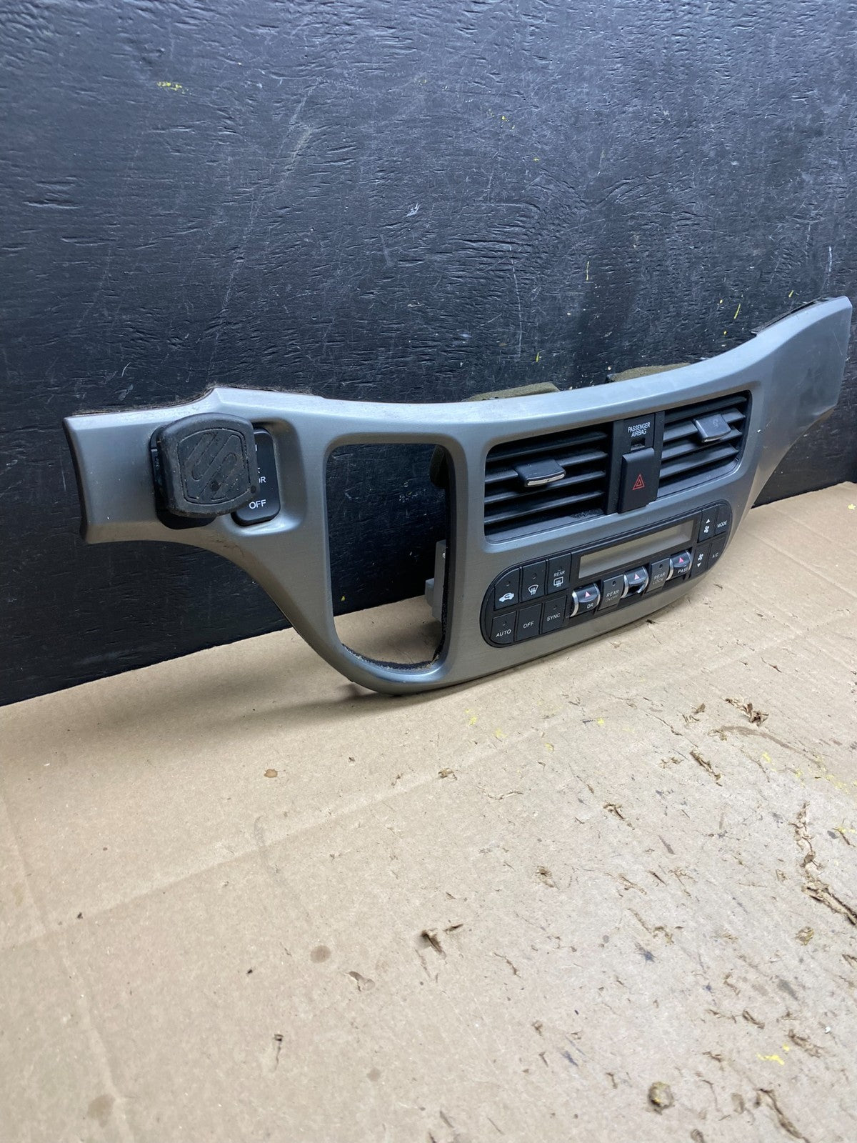 2005 to 2010 Honda Odyssey  Radio Climate Control Dash Trim Bezel u5084  DG2