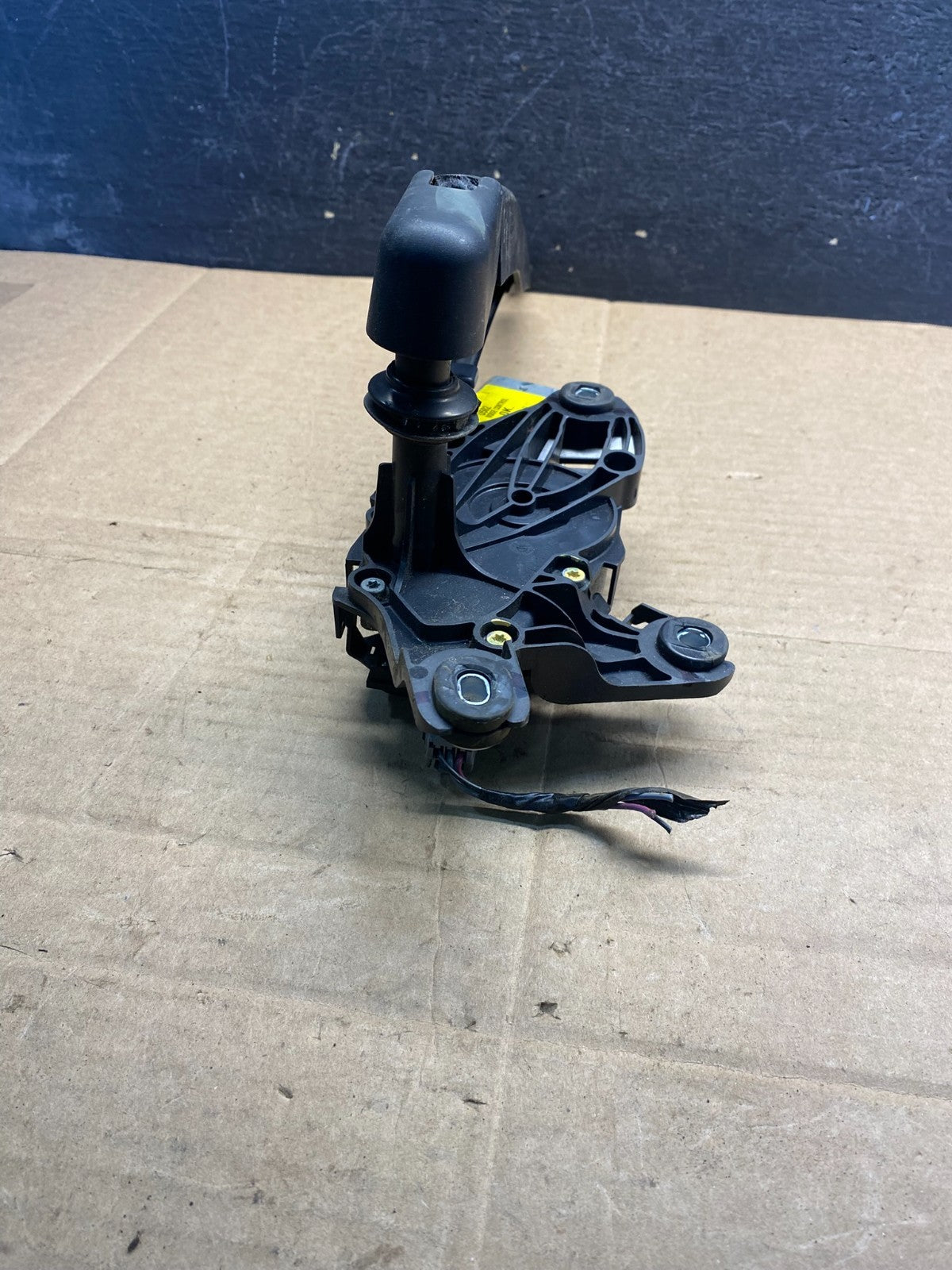 2011 to 2019 Ford Explorer Rear Windshield Wiper Motor ae8268 DG4