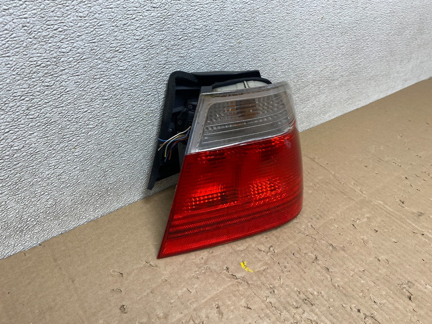 2002 - 2005 BMW 3 E46 Series Right Passenger Tail Light T7626 PS2