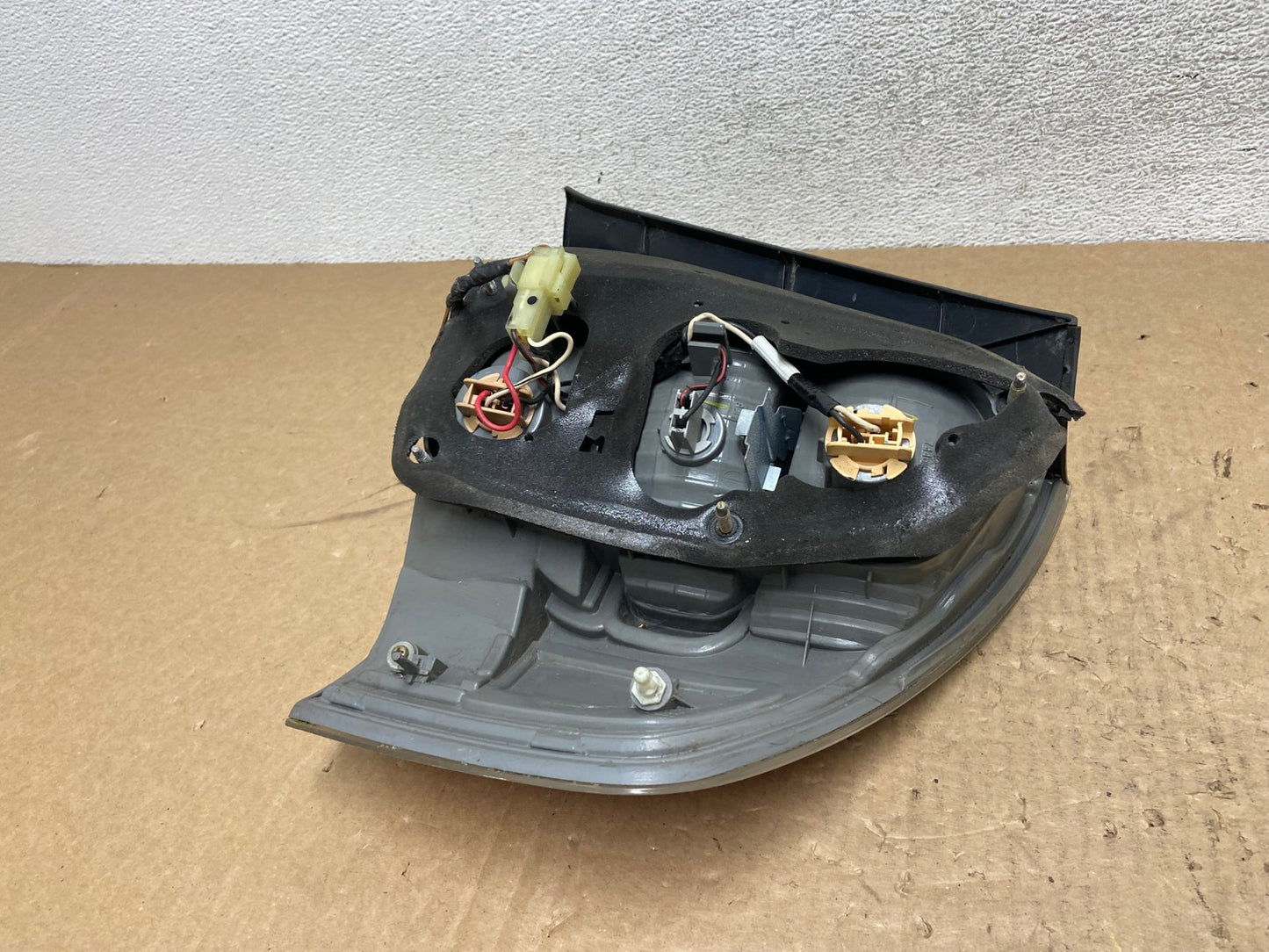 2005 to 2007 Subaru Legacy Outback Left Driver LH Tail Light AG1077 LK5