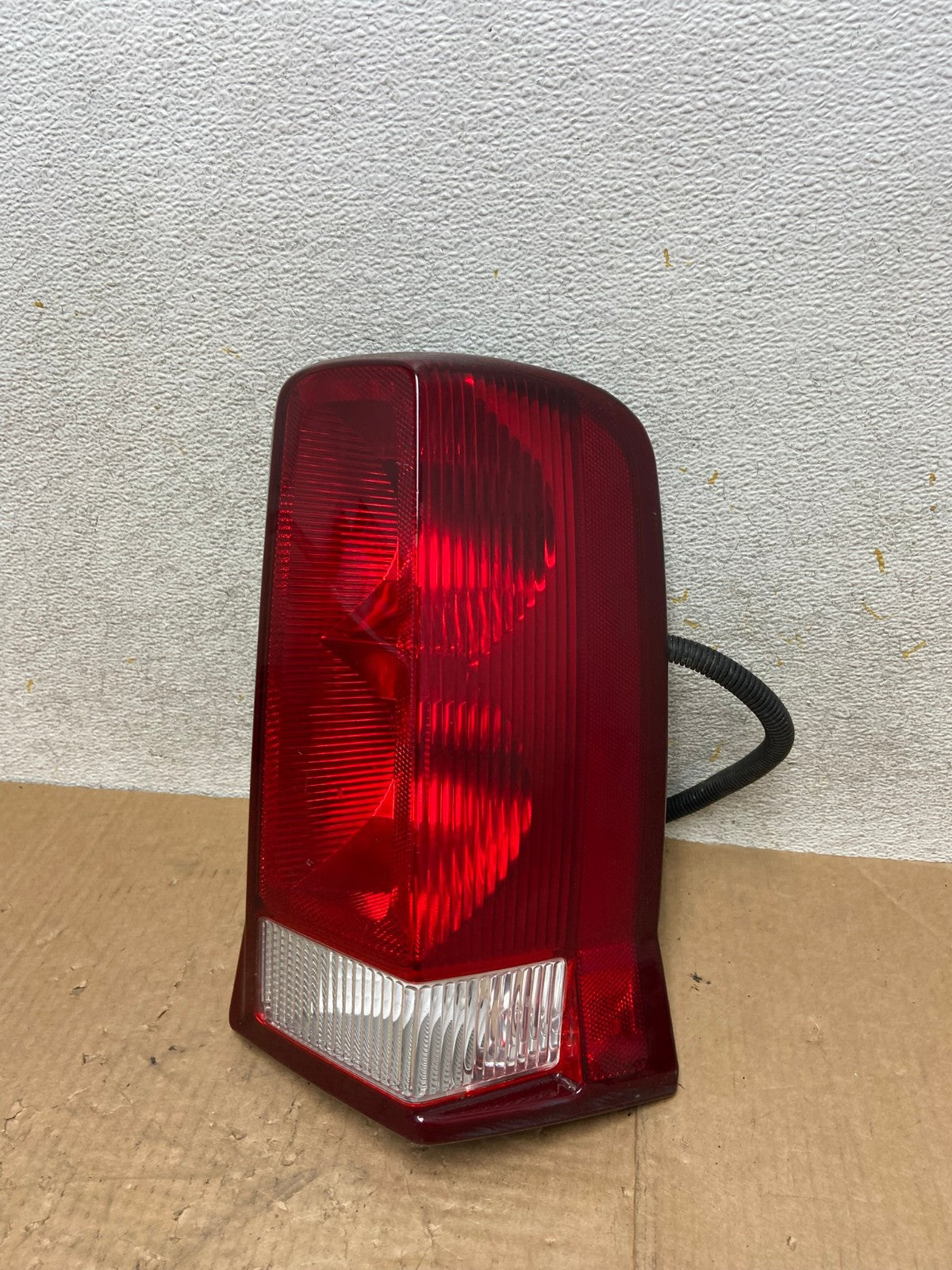 2002 to 2006 Cadillac Escalade Right Passenger Side Tail Light AI4752 LK0
