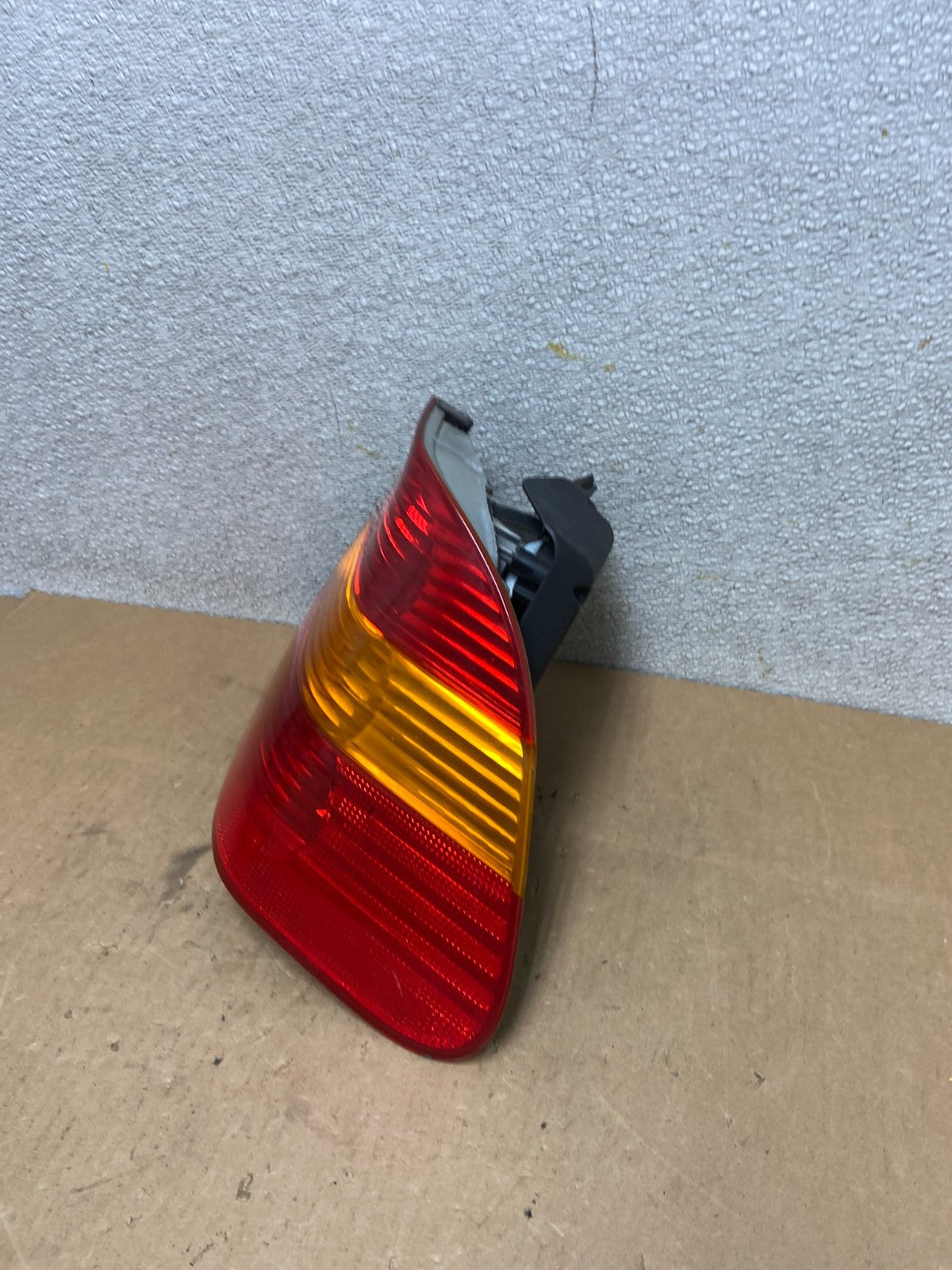 2002 -  2005 BMW 3 E46 Series Right Passenger RH Side Tail Light Z6864 DW1
