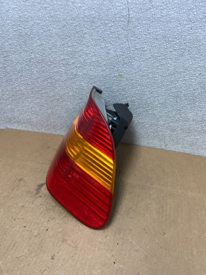 2002 -  2005 BMW 3 E46 Series Right Passenger RH Side Tail Light Z6864 DW1
