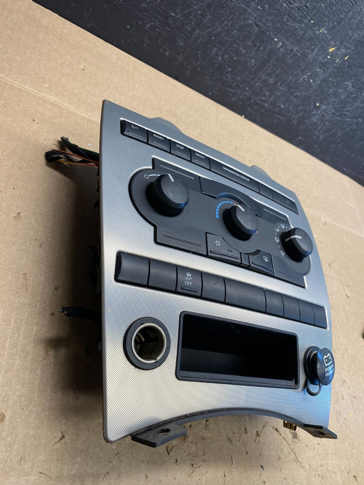 2005 2006 2007 Jeep Commander Grand Cherokee A/C Climate Control Bezel AC6489 DG2