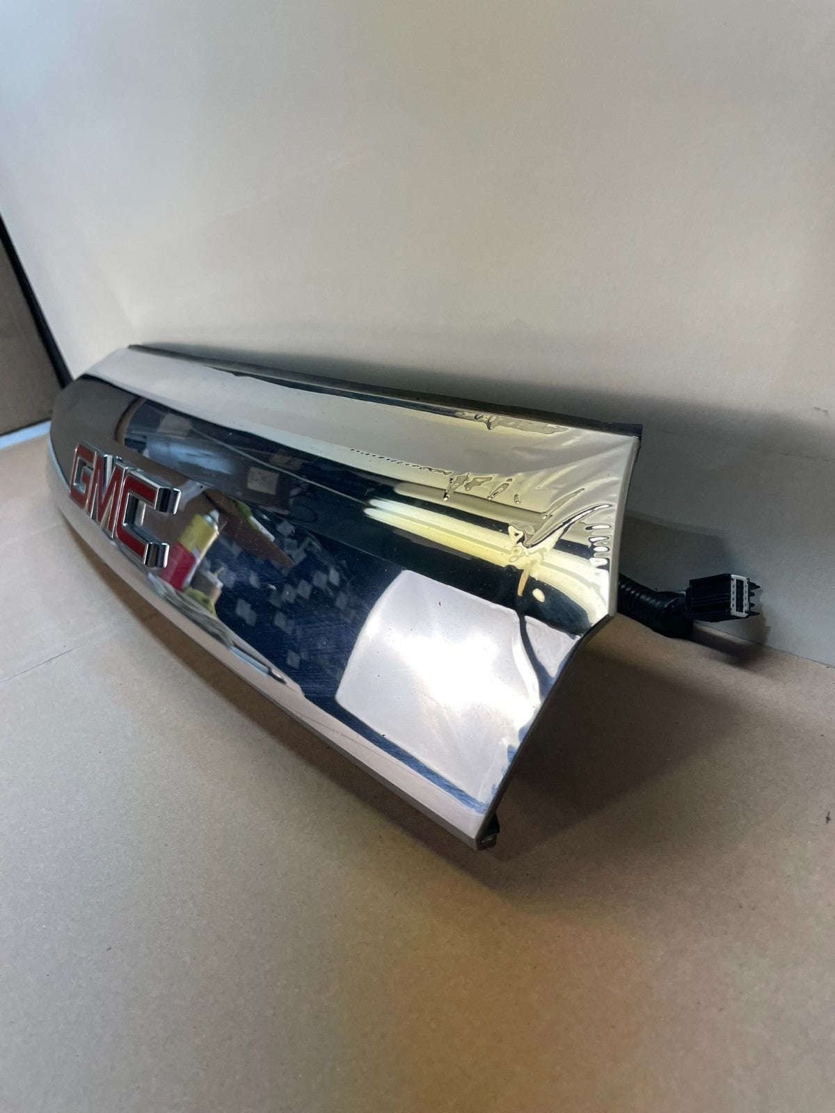 2011-2015 GMC Terrain Tailgate Liftgate Chrome Finish Molding Camera AJ0636 DG1