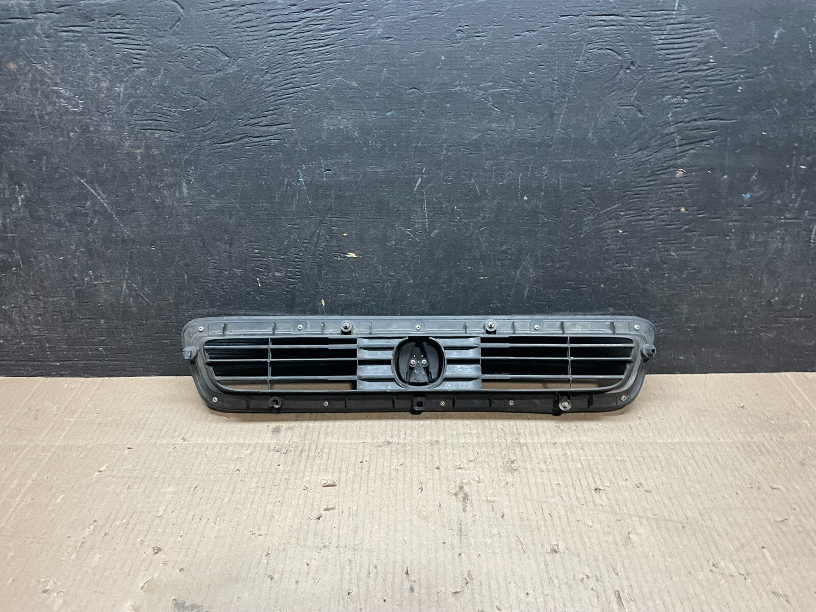 1991 to 1995 Acura Legend Sedan 4Door Front Upper Grill Grille i7685 DG4