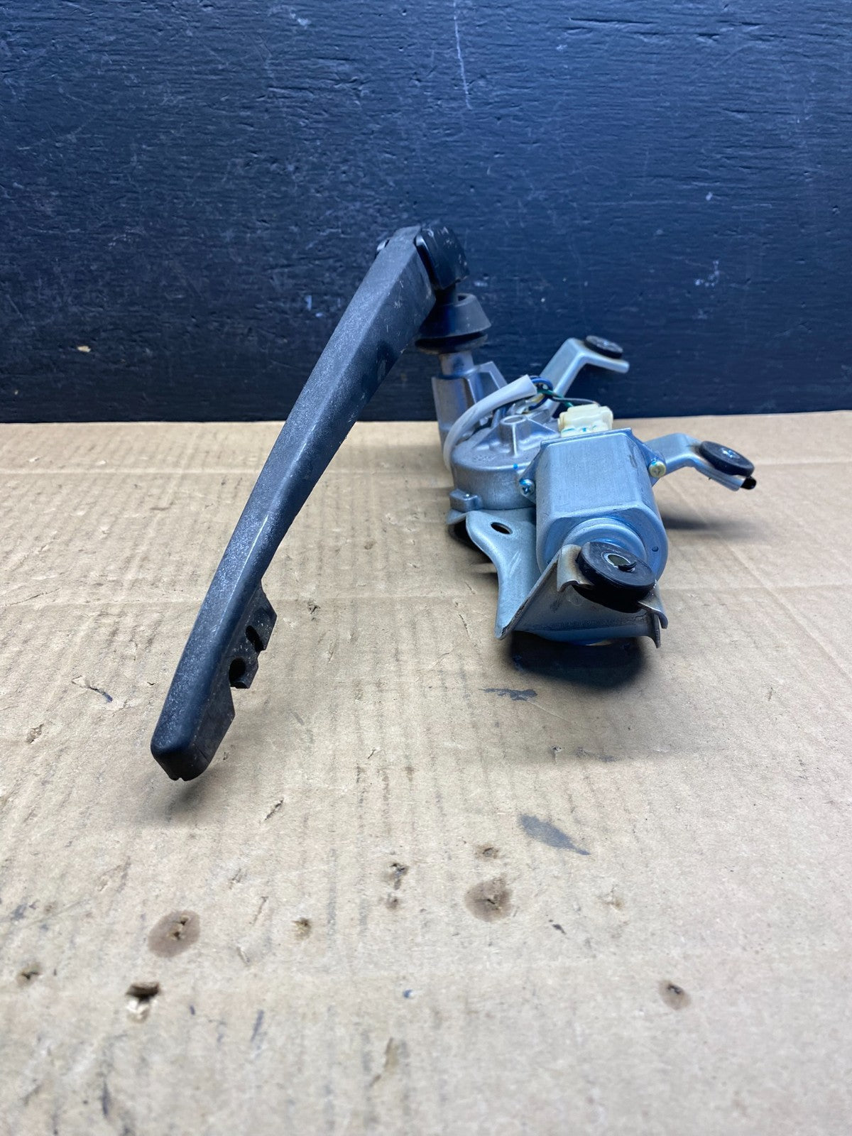2005 to 2009 Subaru Legacy Outback Rear Windshield Wiper Motor AD48602