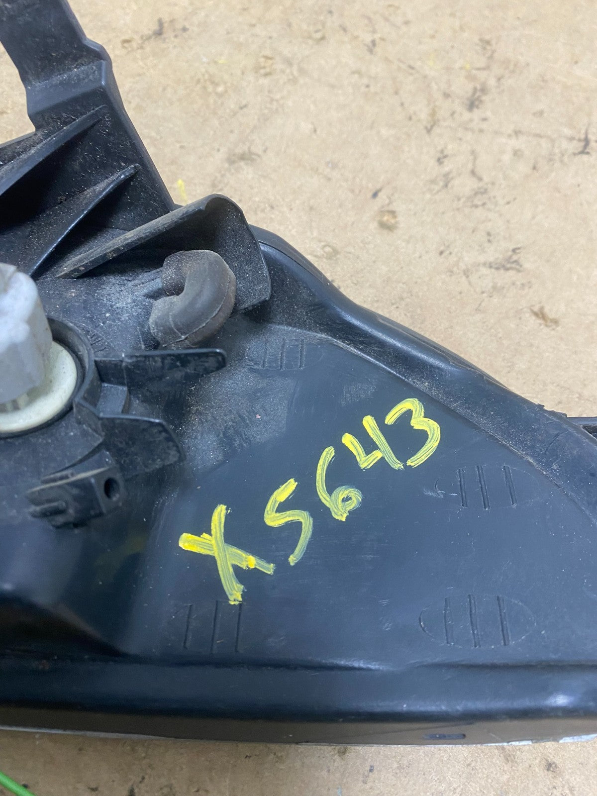 1993 to 1997 Chevrolet Geo Prizm Right Passenger Corner Turn Signal OEM X5643 DW7