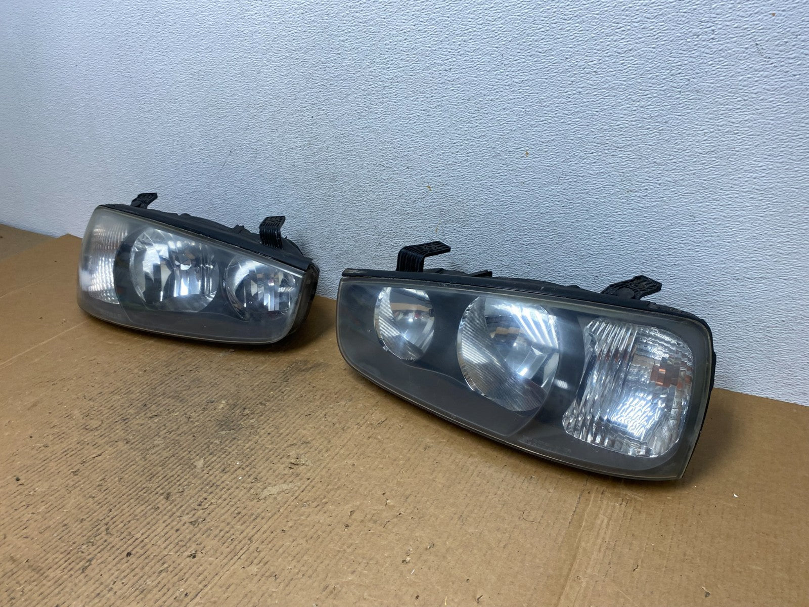 2001 2002 2003 Hyundai Elantra Left+Right Side Set Halogen Headlights AE1619 DW1