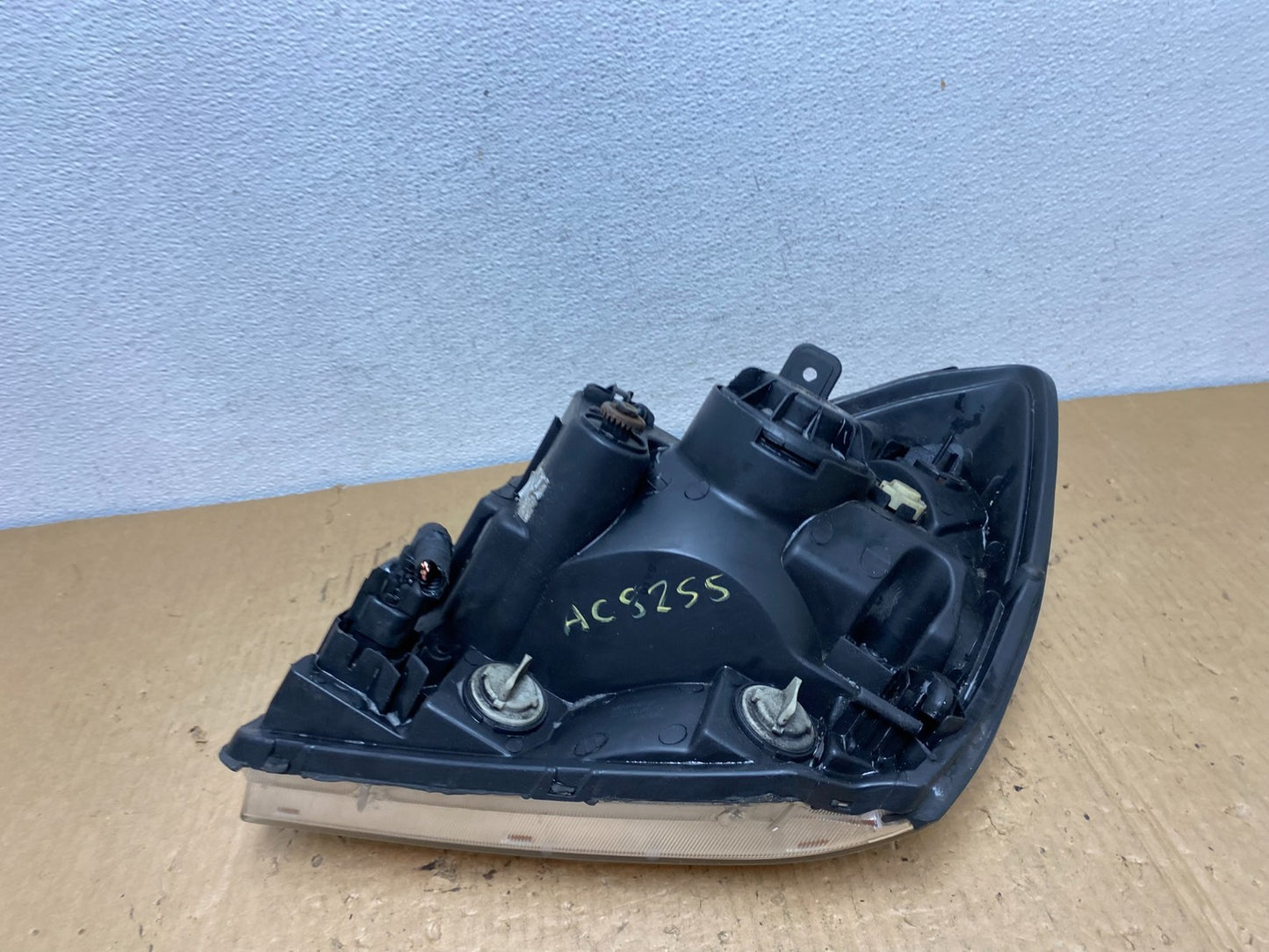 2005 to 2006 Kia Sportage Right Passenger RH Halogen Headlight AC8255 DW8