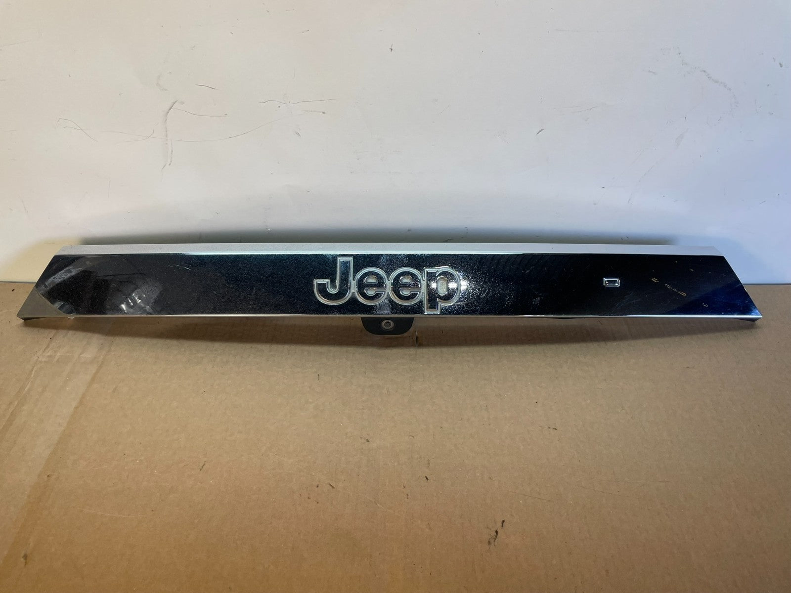 2011-2013 Jeep Grand Cherokee Liftgate Garnish Molding Trim W/ Camera AG3134 DG0