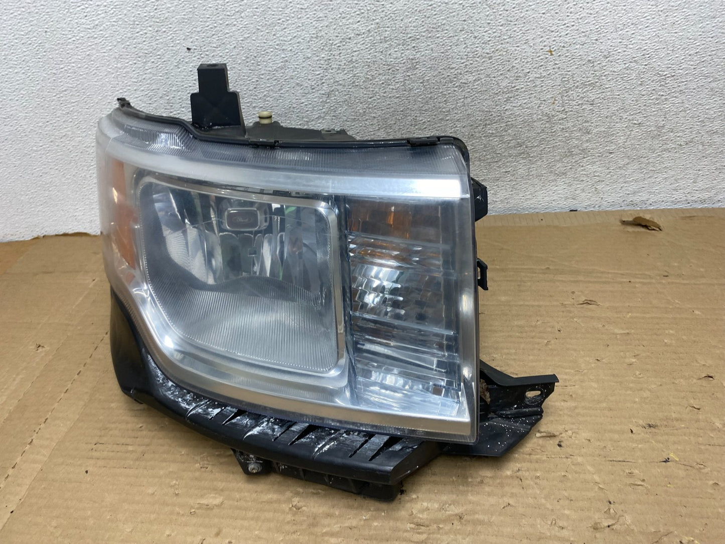 2009 2010 2011 2012 Ford Flex Right Passenger Headlight Halogen AG8239 DW2