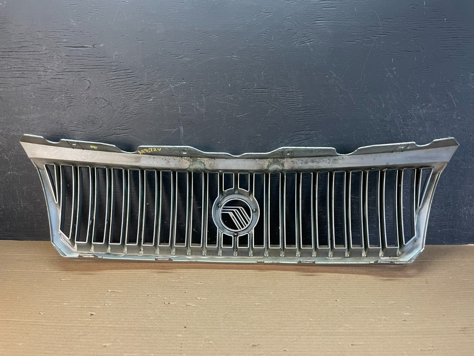2002 to 2005 Mercury Mountaineer Front Upper Grill Grille AE8724 DG3