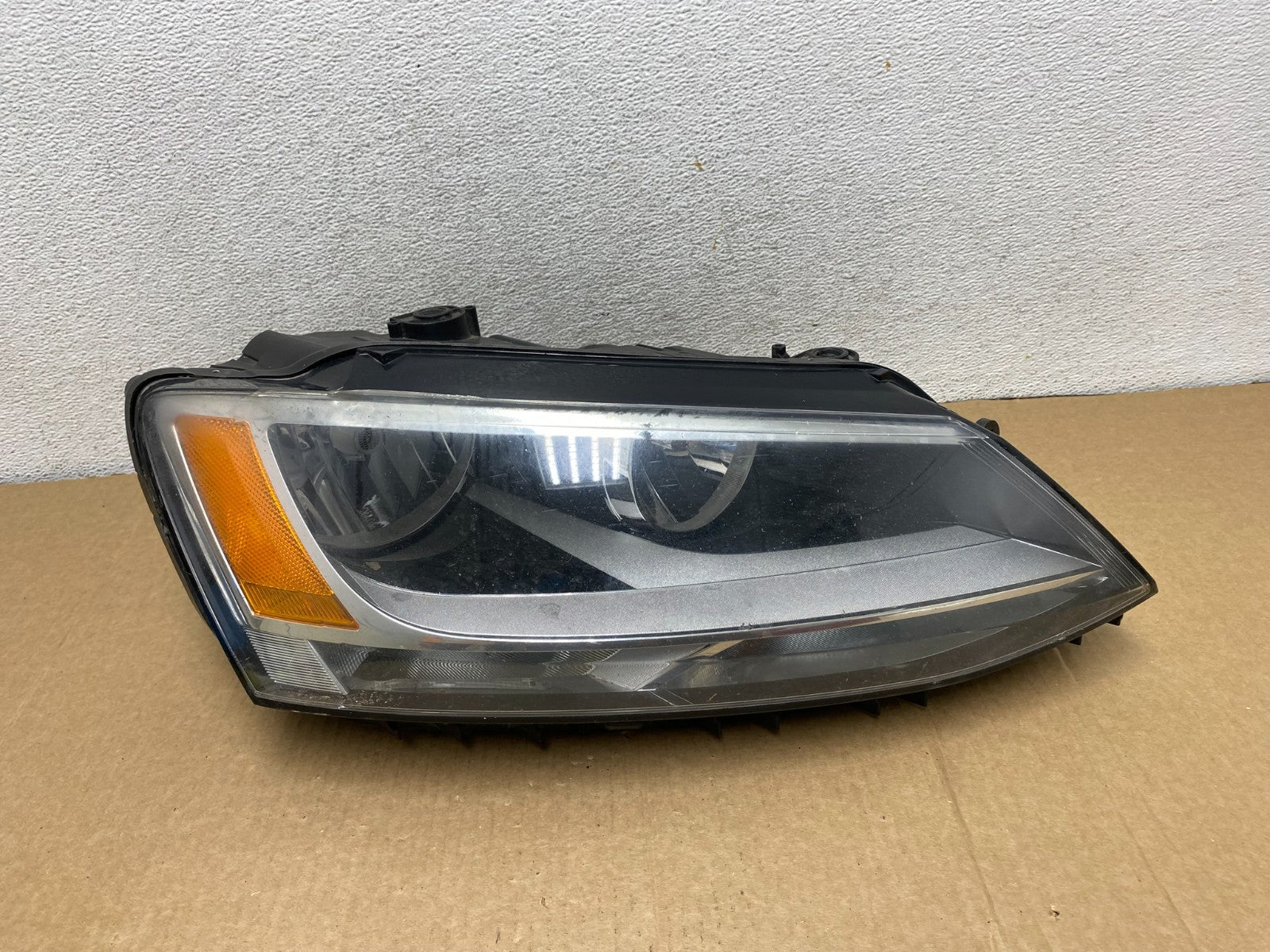 2011 to 2014 Volkswagen Jetta Right Passenger RH Headlight Halogen AG1981 DW0