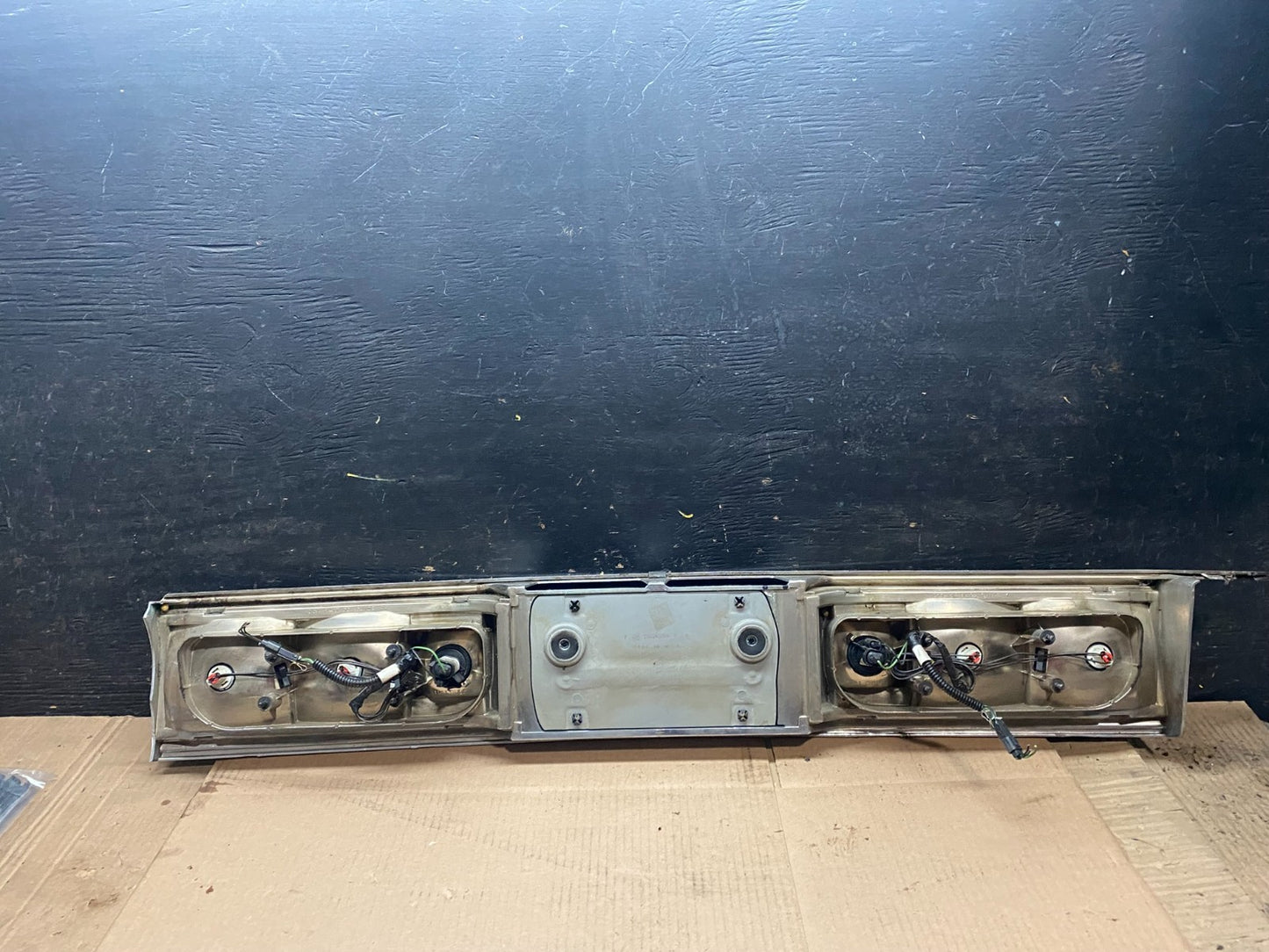1992 to 1995 Buick Lesabre Trunk Rear Center Tail Light Panel W2531 DG3