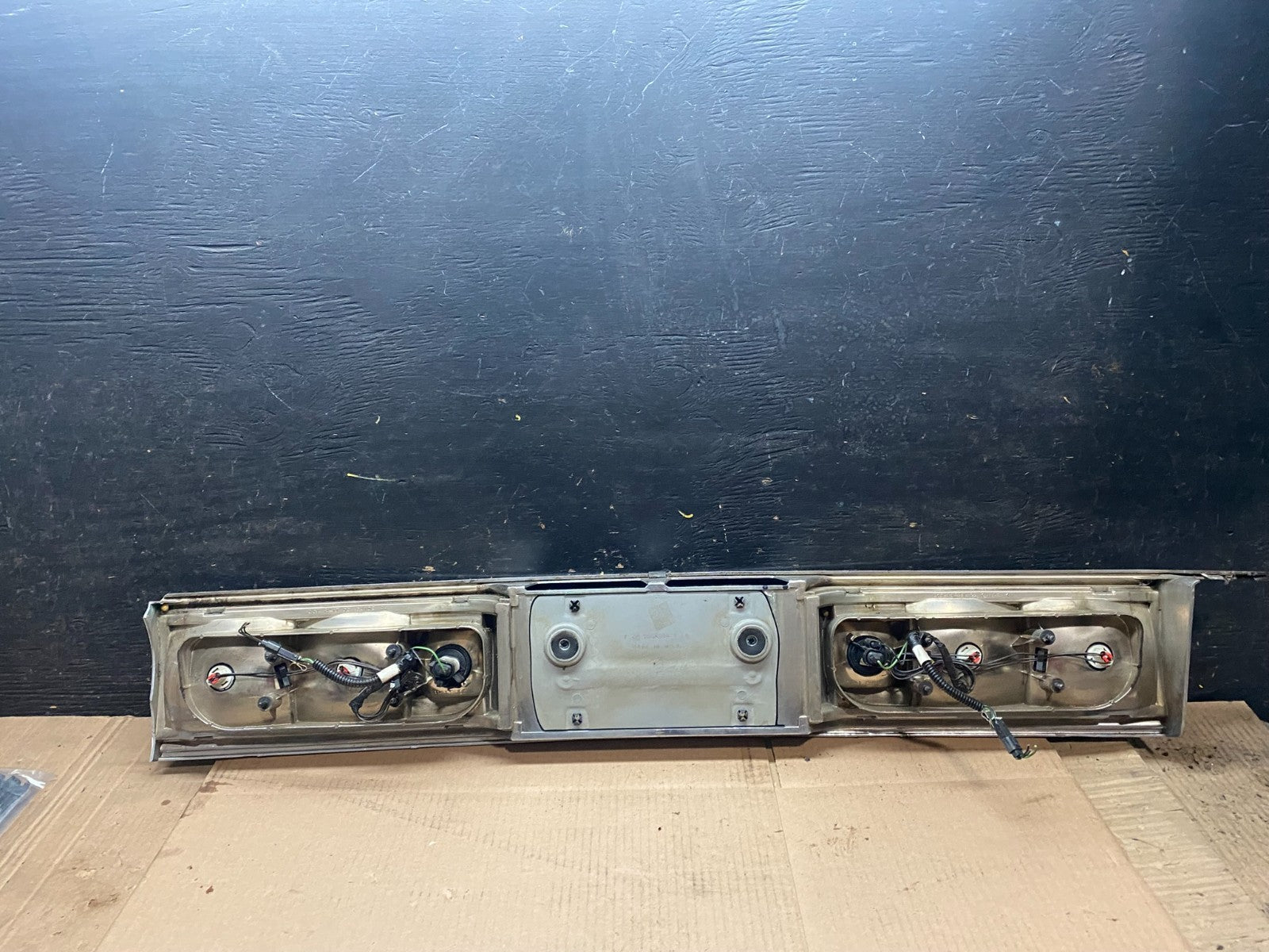 1992 to 1995 Buick Lesabre Trunk Rear Center Tail Light Panel W2531 DG3