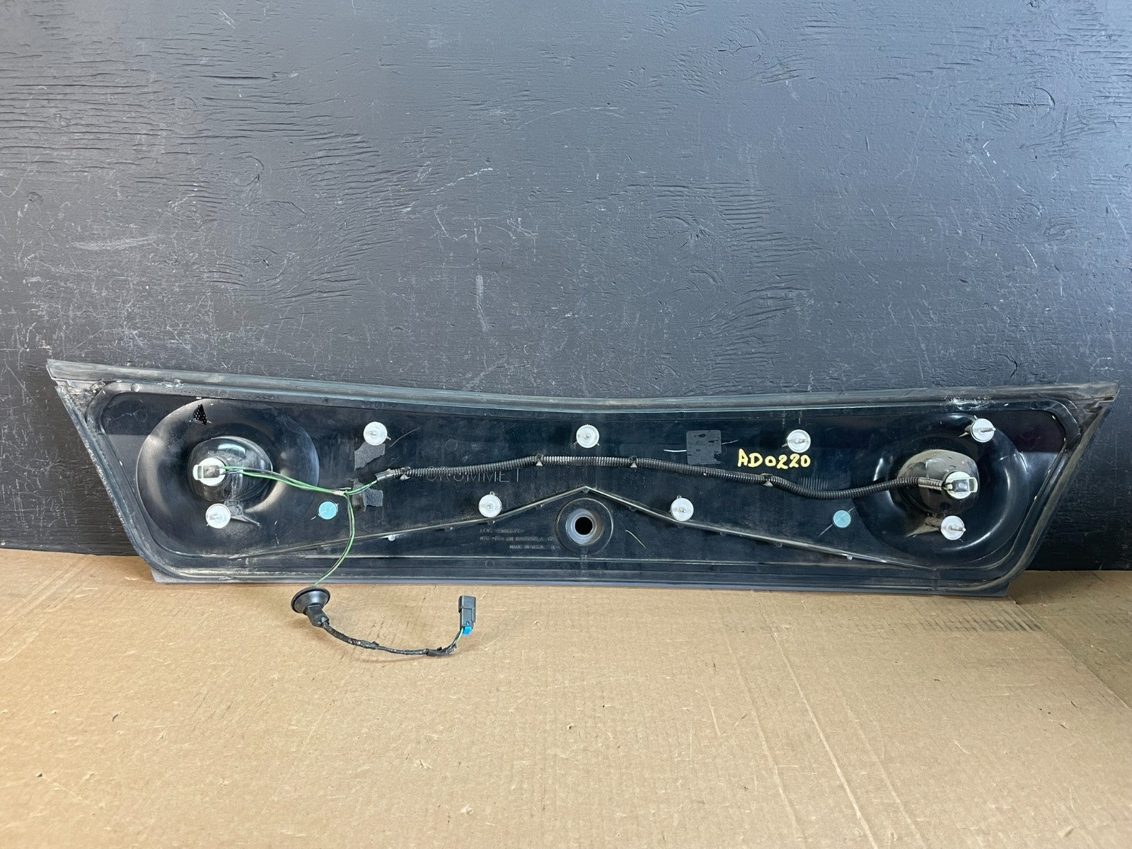 2000-2004 Chevrolet Impala Rear Trunk Center Finish Panel Tail Light AD0220 DG6