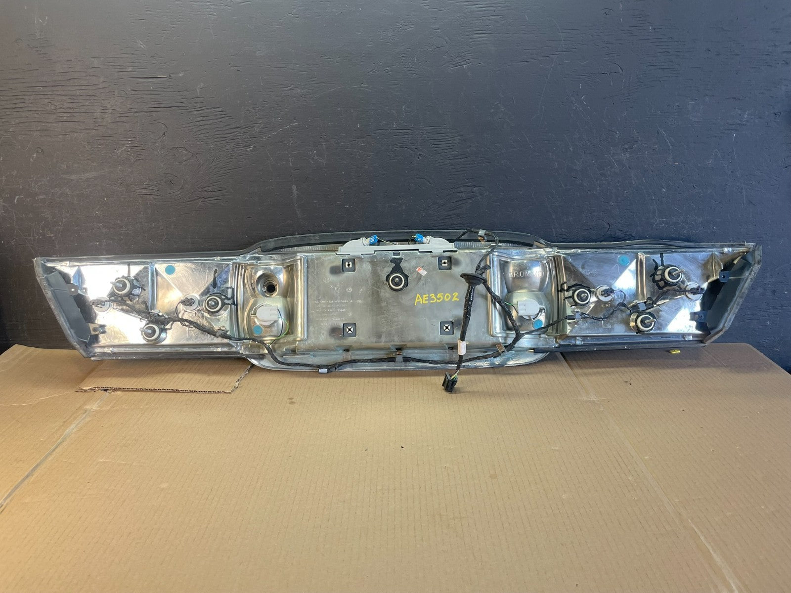 2000 to 2005 Buick Lesabre Trunk Rear Center Tail Light Panel AE3502 DG5