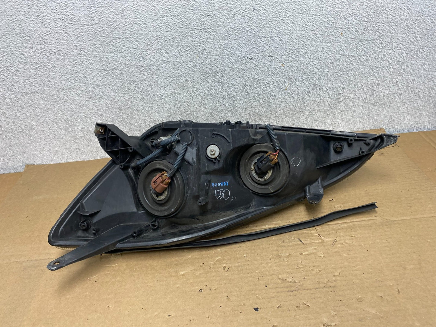 2004-2005 Toyota Sienna Right Passenger Halogen Headlight AD3963 DW6
