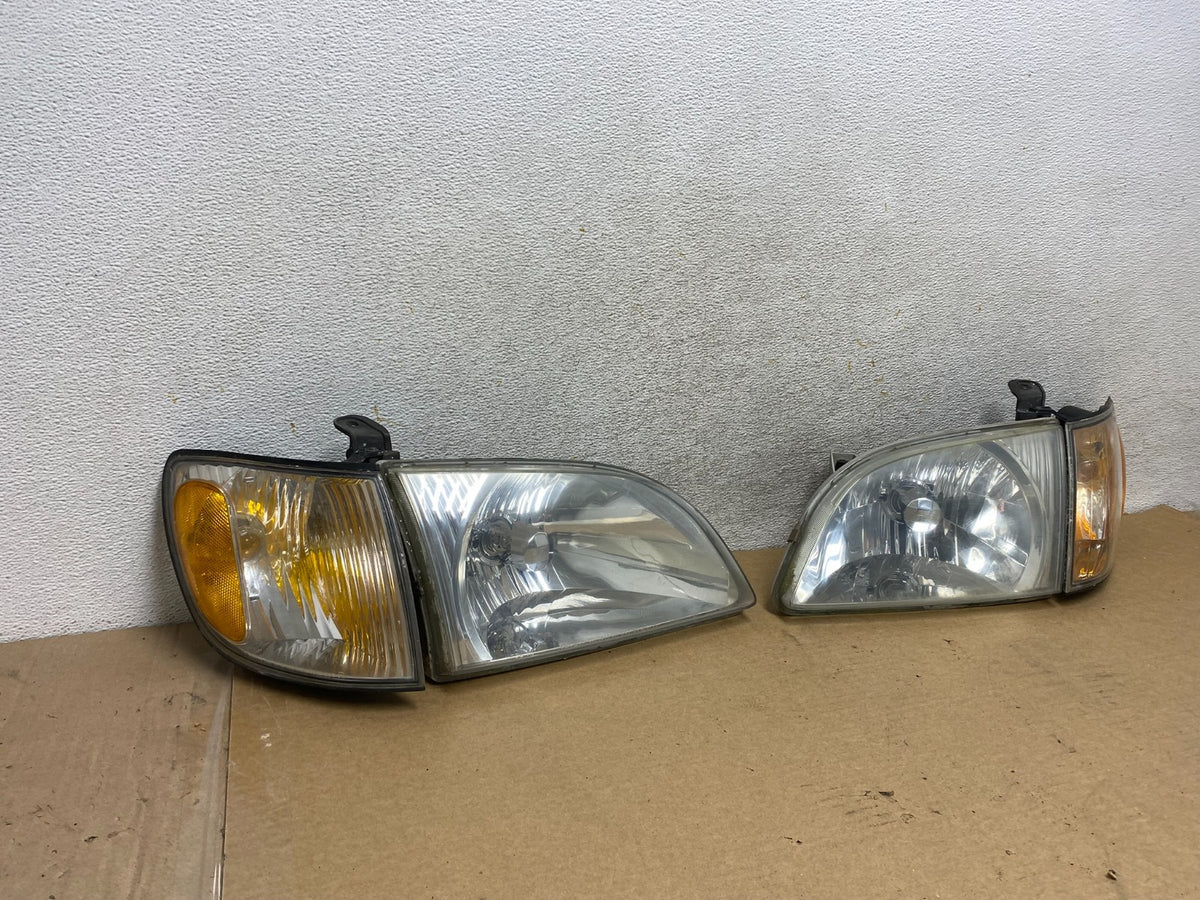 2001 2002 2003 Toyota Sienna Left+Right Side Set Headlights Halogen AH4414 DW1