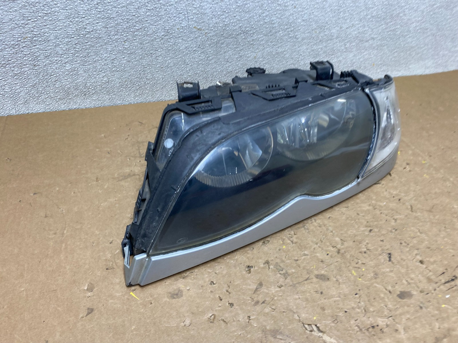 2002 to 2005 BMW 3 E46 Sedan Left Driver LH Halogen OEM Headlight V6063 DW2