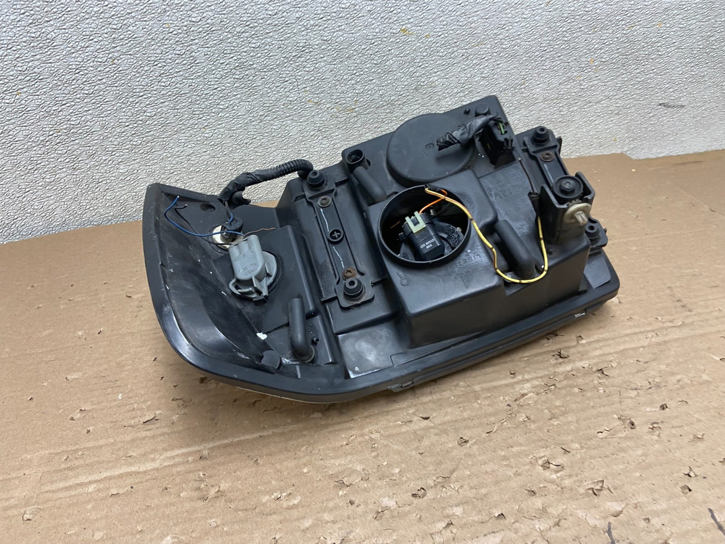 2002 to 2009 Gmc Envoy Right Passenger RH Side Headlight Halogen AB1597 DW6