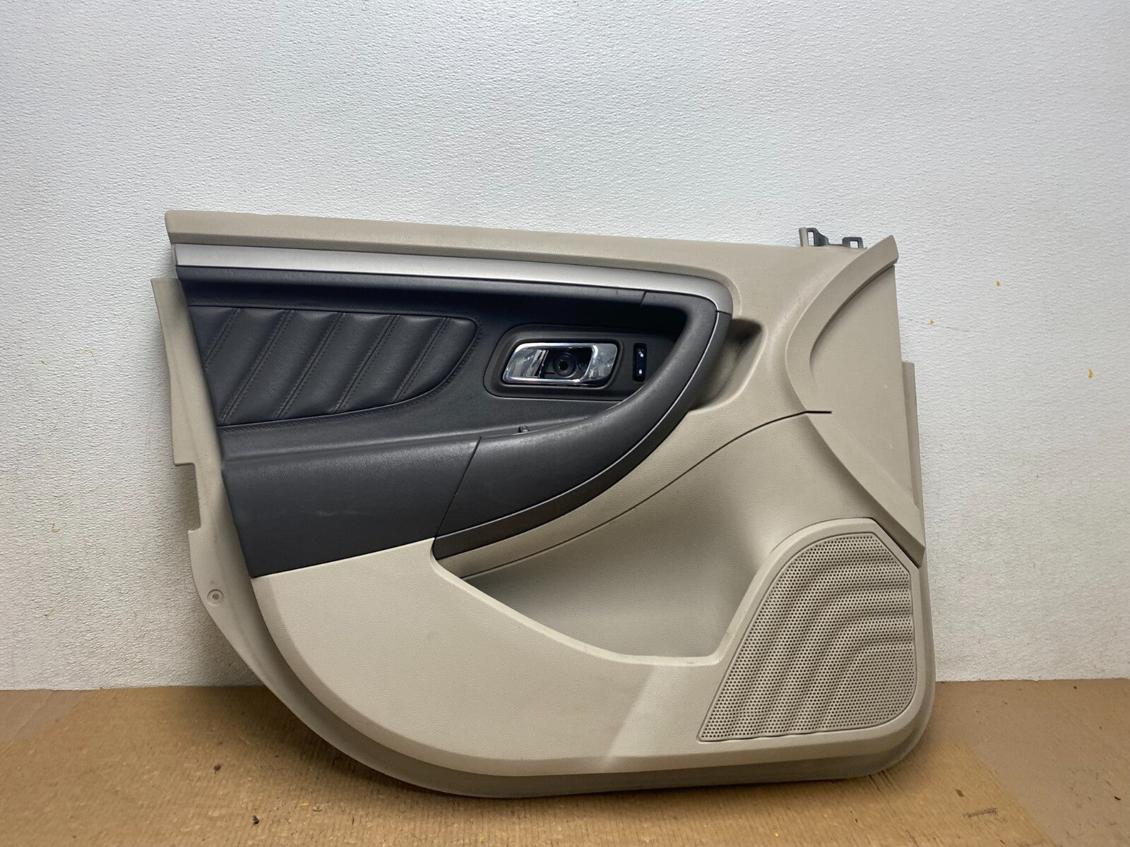 2013 to 2019 Ford Taurus Front Left Side Interior Door Panel G17820