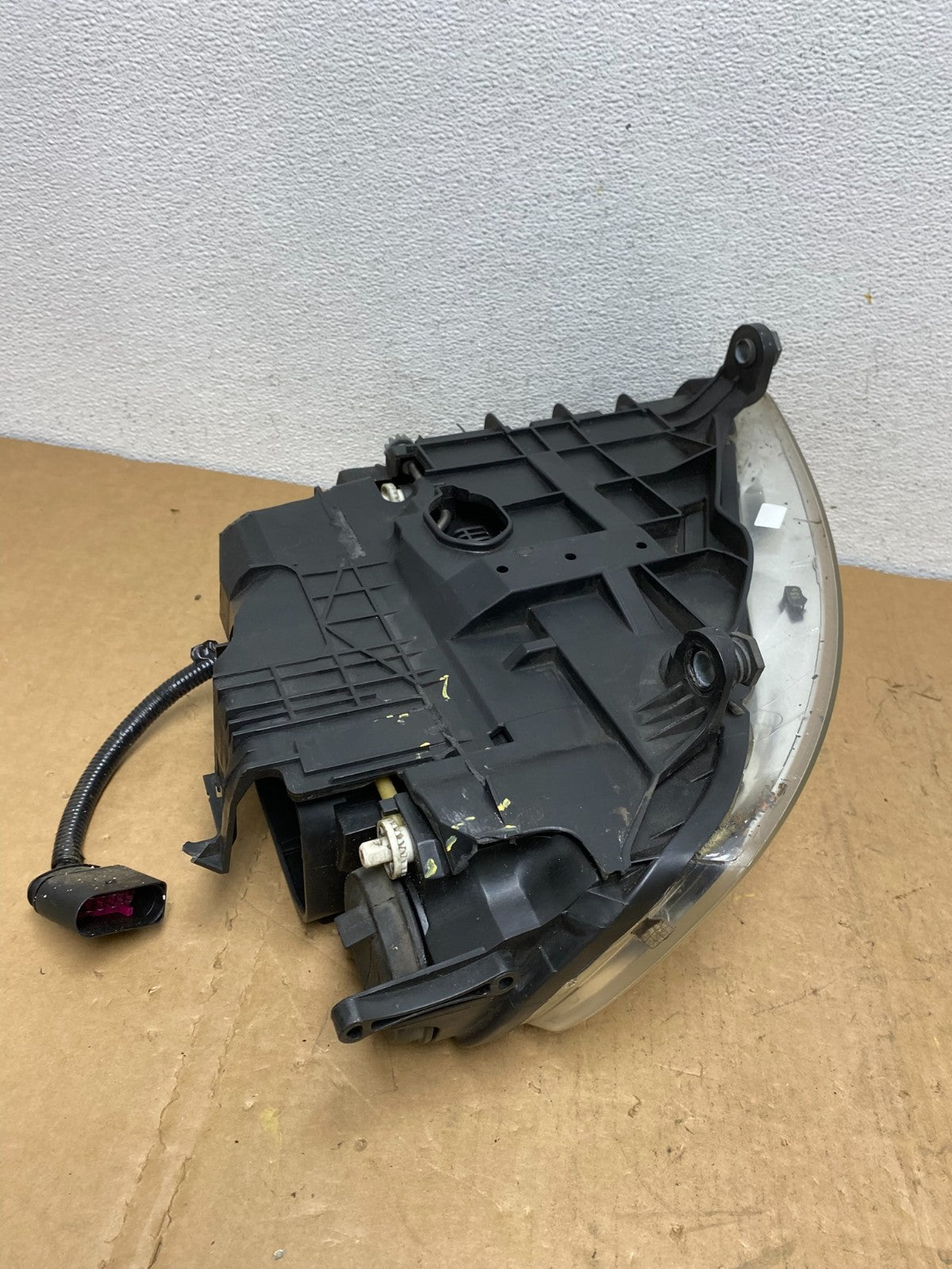 2004 to 2007 Volkswagen Touareg Left Driver Halogen Headlight AD1272 DW11