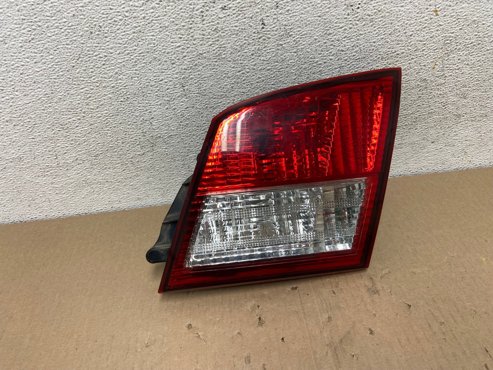 2002-2004 Infiniti i35 Inner Right Passenger Rh Side Tail Light AE9570 LK0