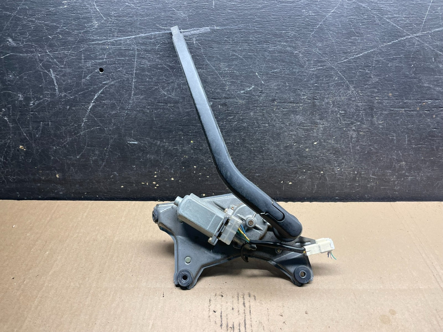 2004 to 2009 Toyota Prius Rear Wiper Windshield Motor u9257 DG0