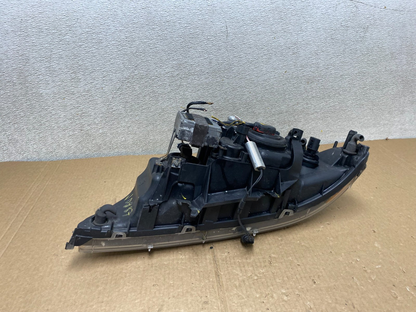 2001-2003 BMW E39 5 Series Headlight Right Passenger Side XENON OEM V0887 DW13