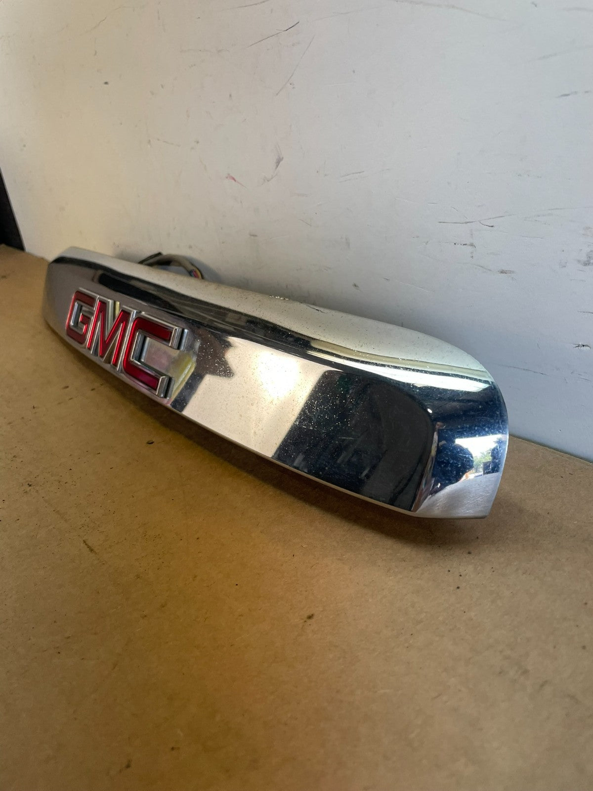 2007-2012 GMC Acadia Chrome Tailgate Rear Finish Molding Back W/Camera AF8822 DG1