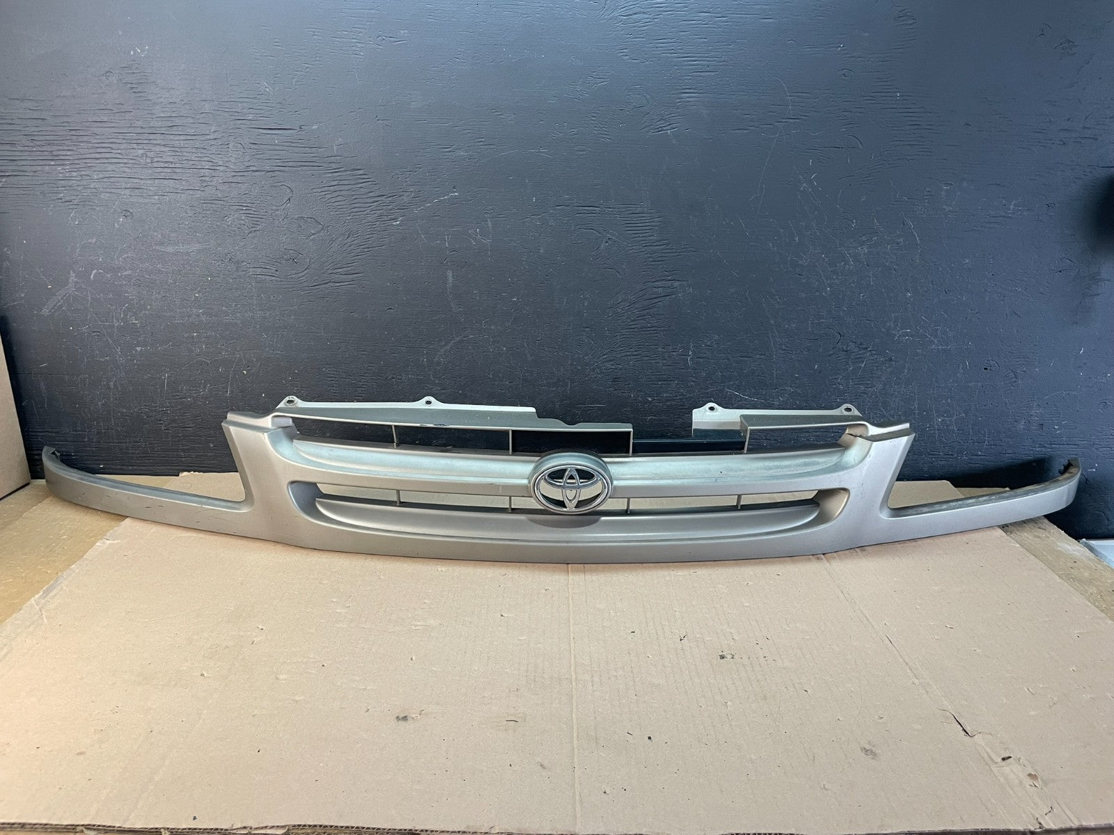 1998 1999 2000 Toyota Sienna Front Upper Mesh Grill Grille AD8412 DG0