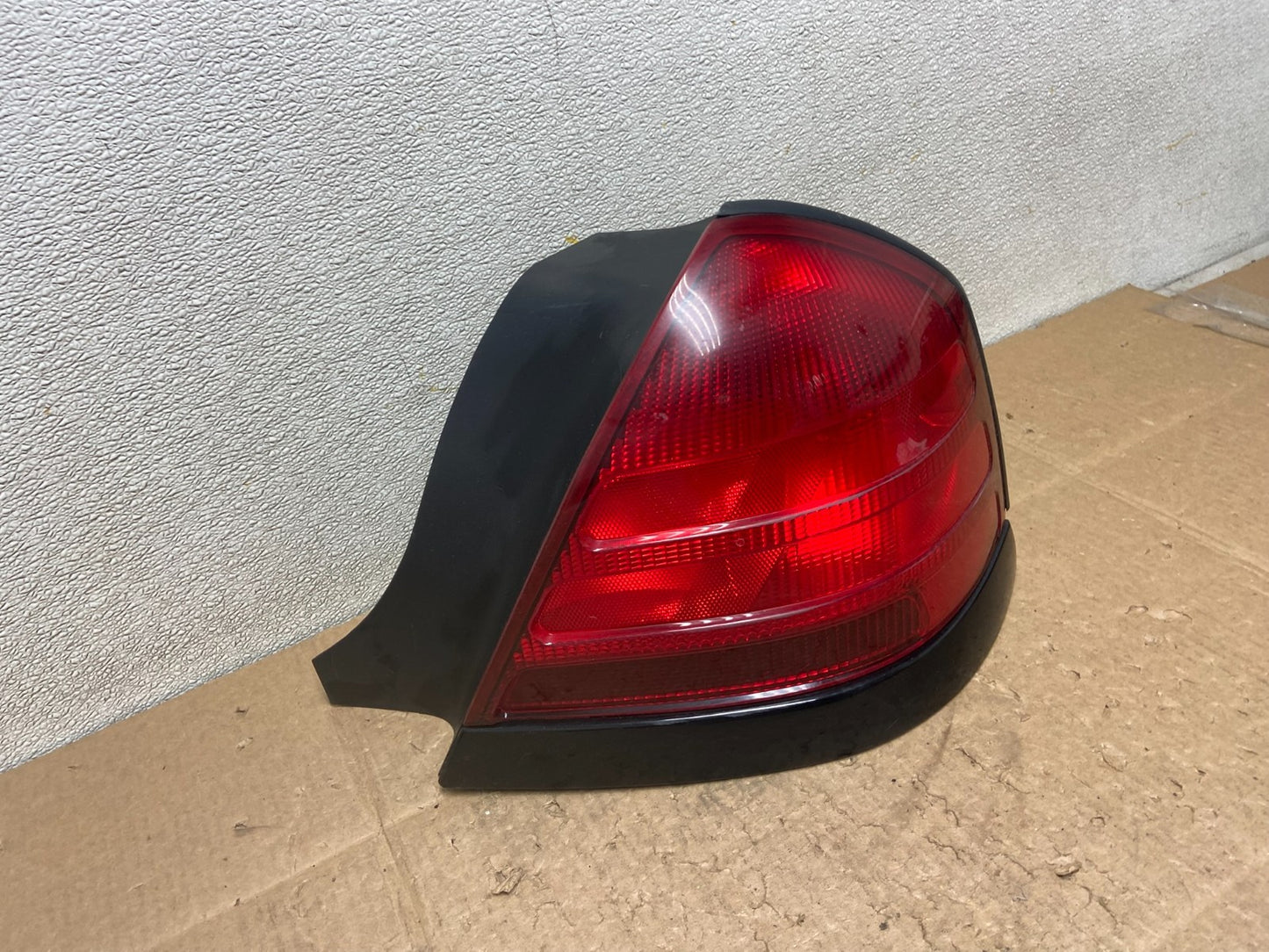2003-2011 Ford Crown Victoria Right Passenger Rh Side Tail Light Oem Y9141 DW2