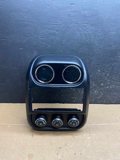2011 to 2017 Jeep Compass Dash Climate Temperature Control Radio Bezel w6551 DG0