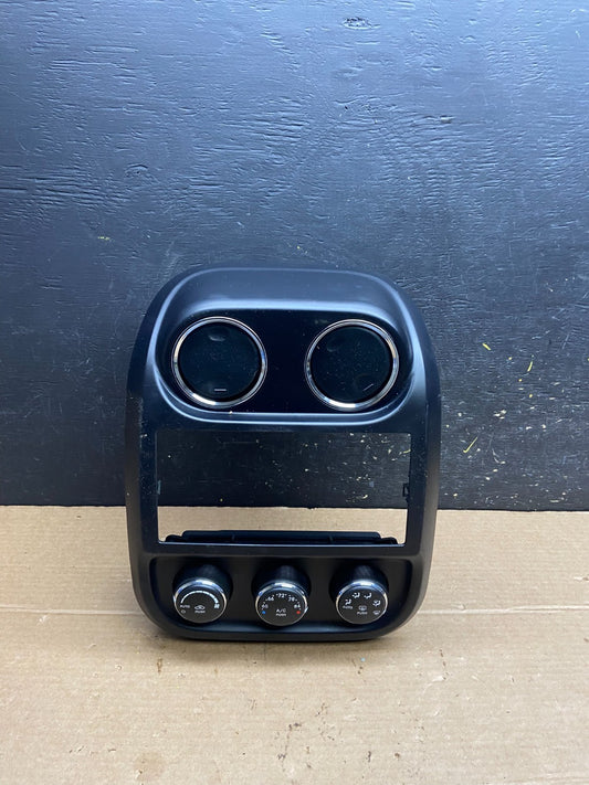 2011 to 2017 Jeep Compass Dash Climate Temperature Control Radio Bezel w6551 DG0