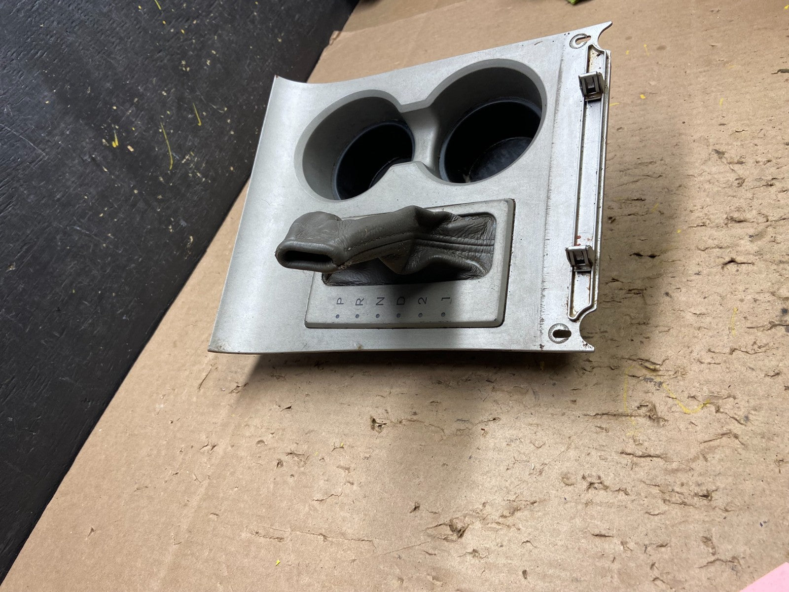 2003 to 2004 Lincoln Navigator Center Console Cup Holder Oem T6115 DG2