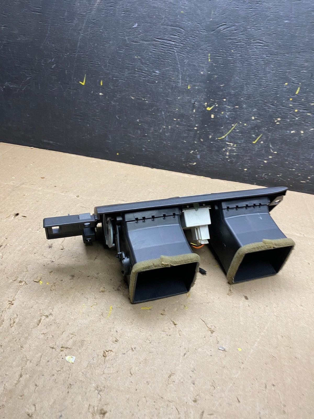 2006 to 2011 Cadillac DTS Dash Center Air Vent Heater Bezel U4872 DG3