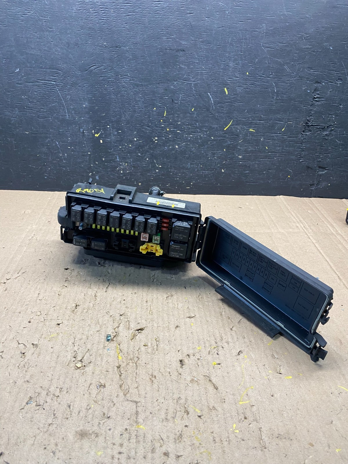 2007 Jeep Grand Cherokee Commander Fuse Box BCM Body Control Module R9051 DG1