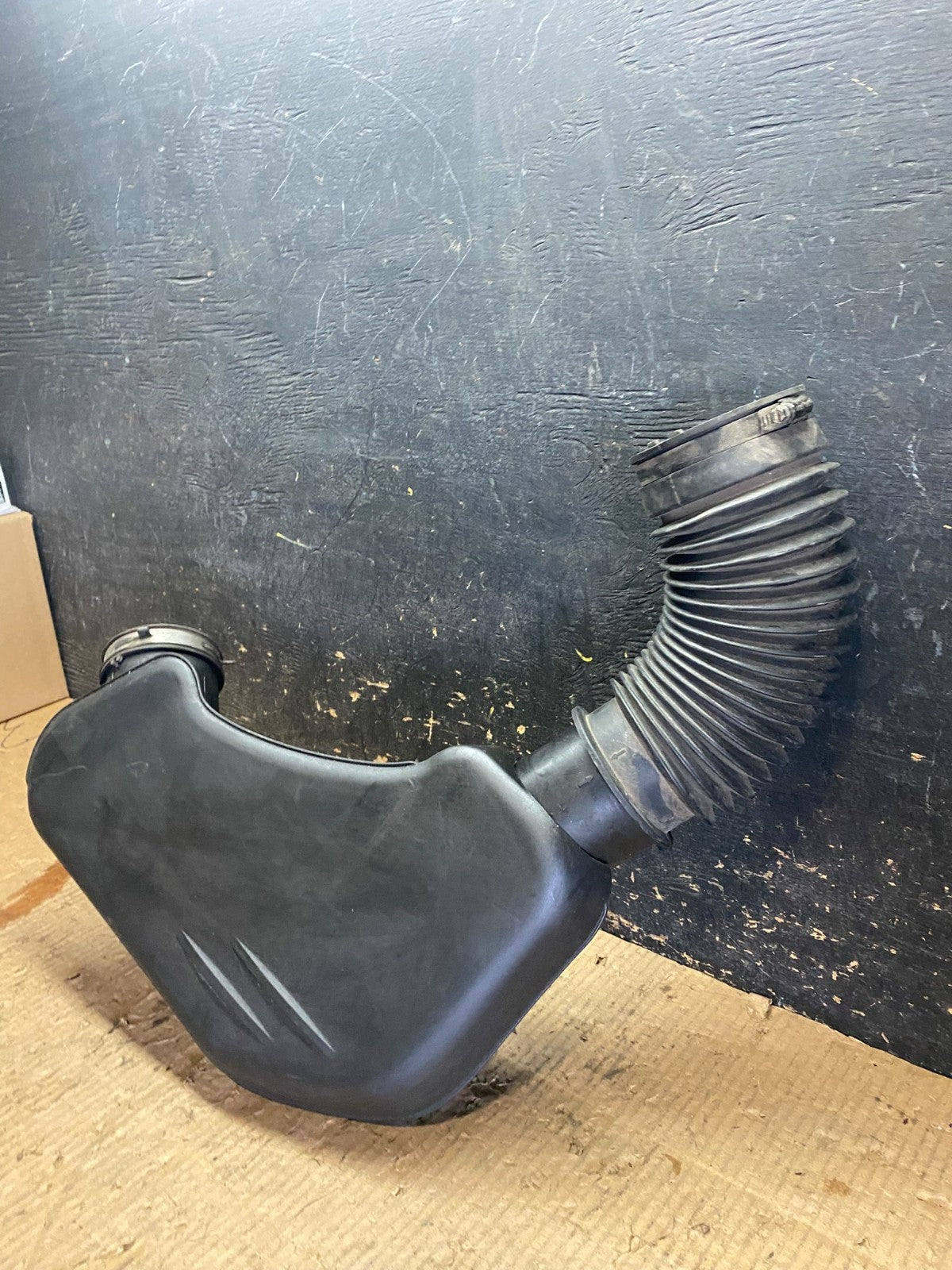 2011 to 2018 Chrysler 300 3.6L Air Intake Duct Tube Cleaner OEM Y6342 DG2