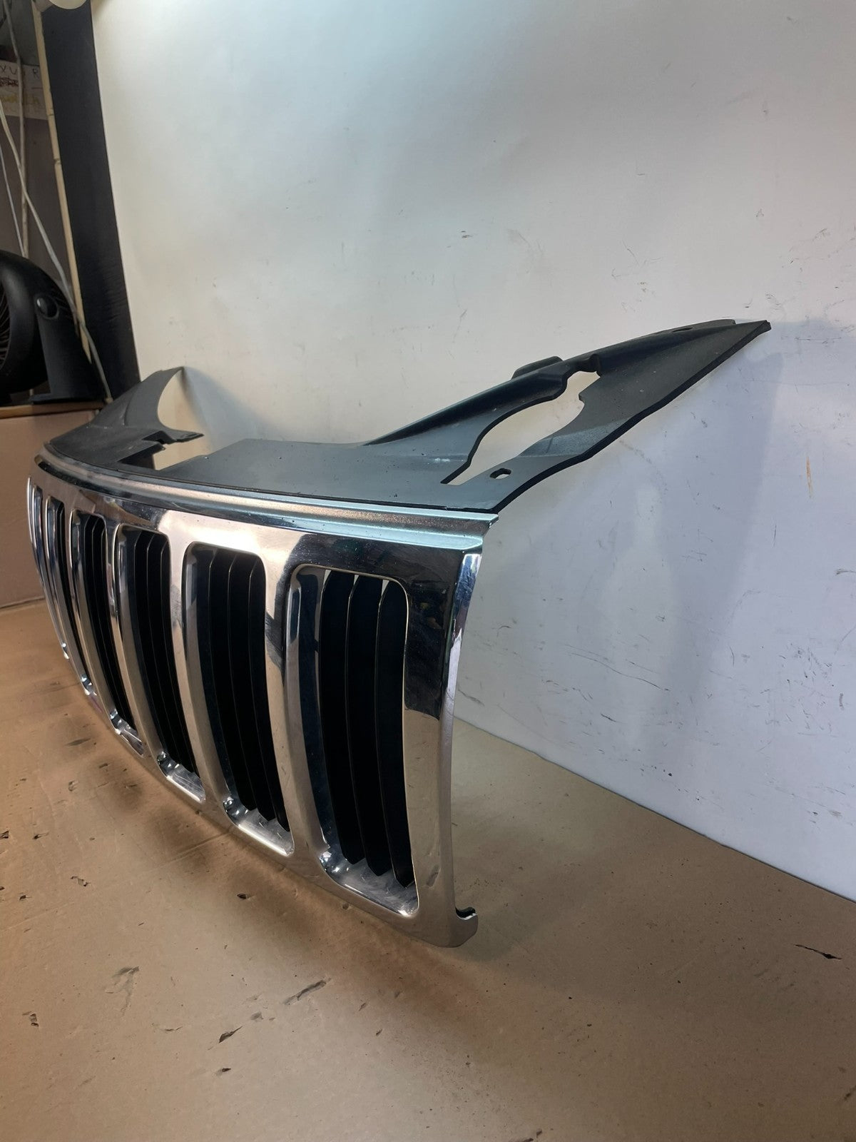 2005 2006 2007 Jeep Grand Cherokee Front Upper Grill Grille AG7708 DG1